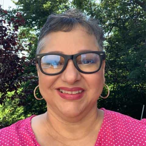 Headshot Rev. Adriana Segovia, Pink Shirt